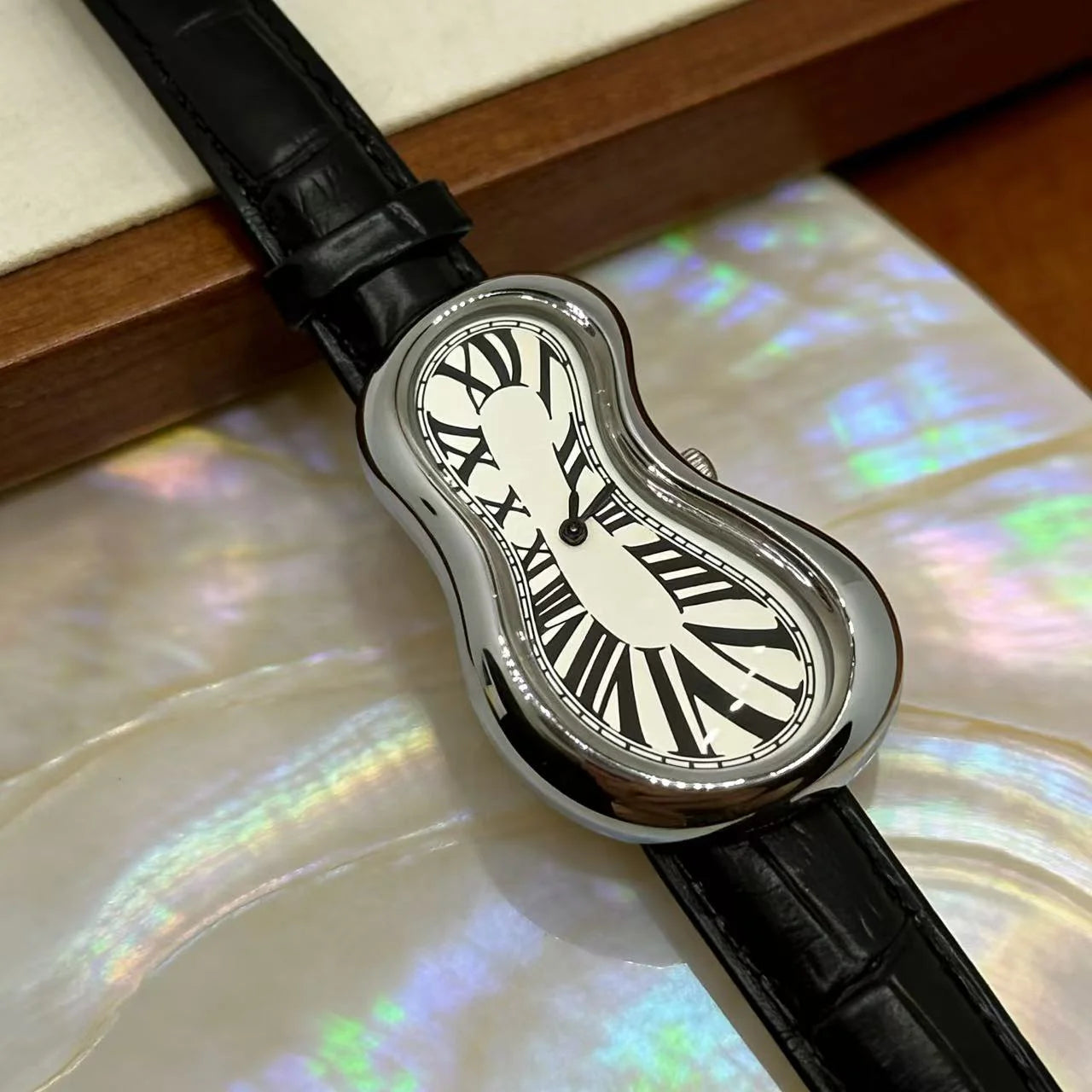 2026 Unique Canteen Shape Y2K Watch Vintage Quartz Watch 30M Waterproof Roman Dial Leather Strap Unisex Gift Twisted Wristwatch