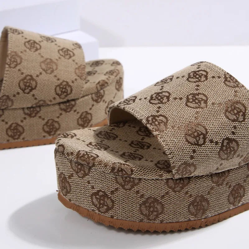 Large-sized Thick-soled Flip-flops for Women's Outdoor Wear in 2025, New One-line Sponge Cake Flip-flops