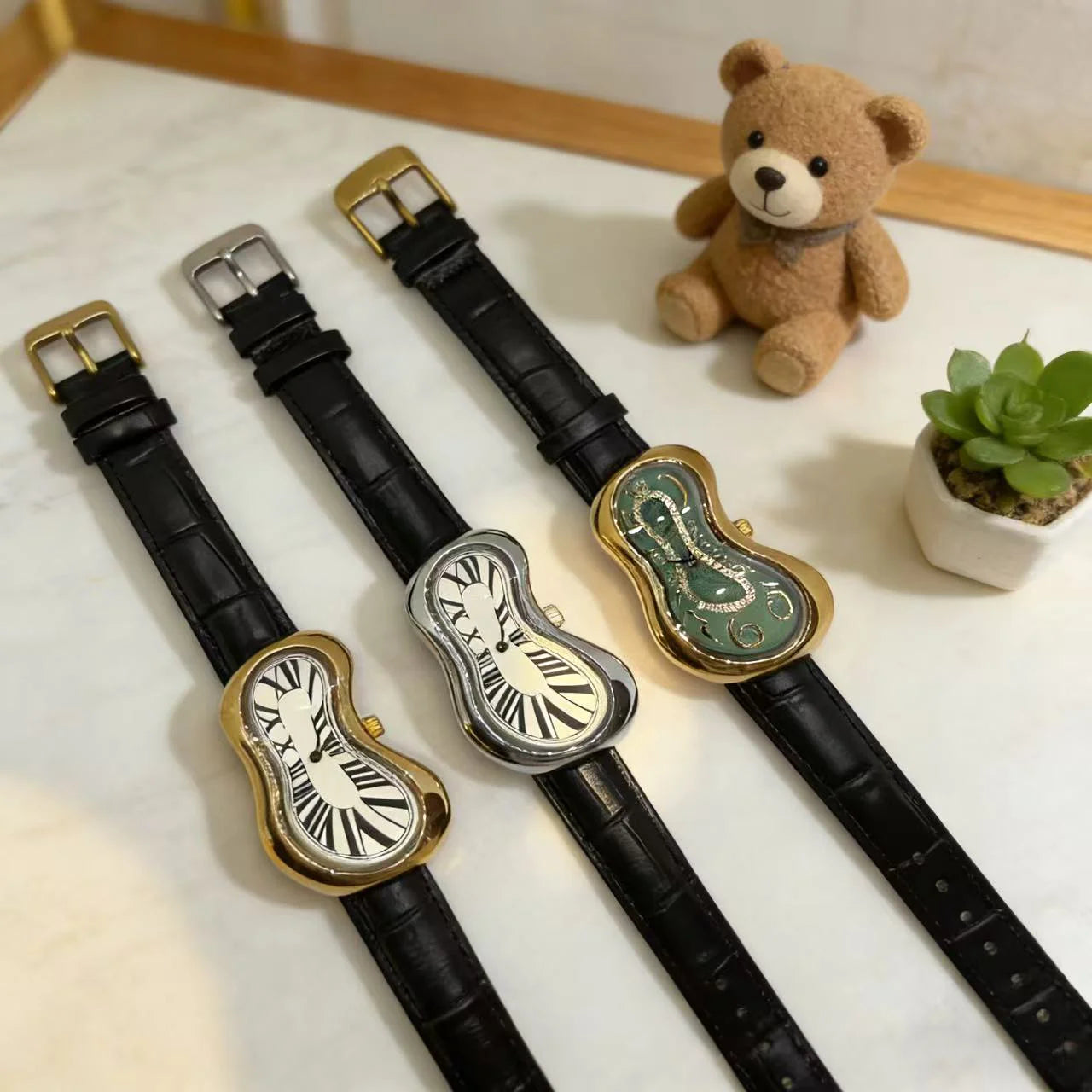 2026 Unique Canteen Shape Y2K Watch Vintage Quartz Watch 30M Waterproof Roman Dial Leather Strap Unisex Gift Twisted Wristwatch