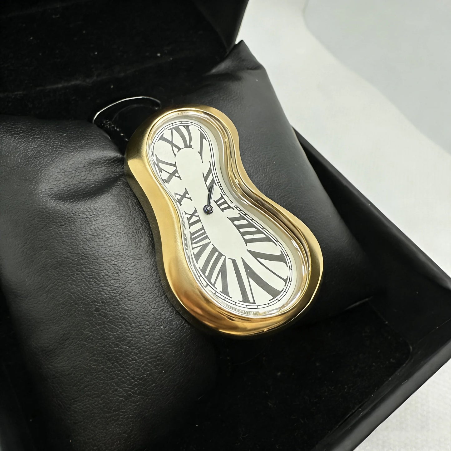 2026 Unique Canteen Shape Y2K Watch Vintage Quartz Watch 30M Waterproof Roman Dial Leather Strap Unisex Gift Twisted Wristwatch